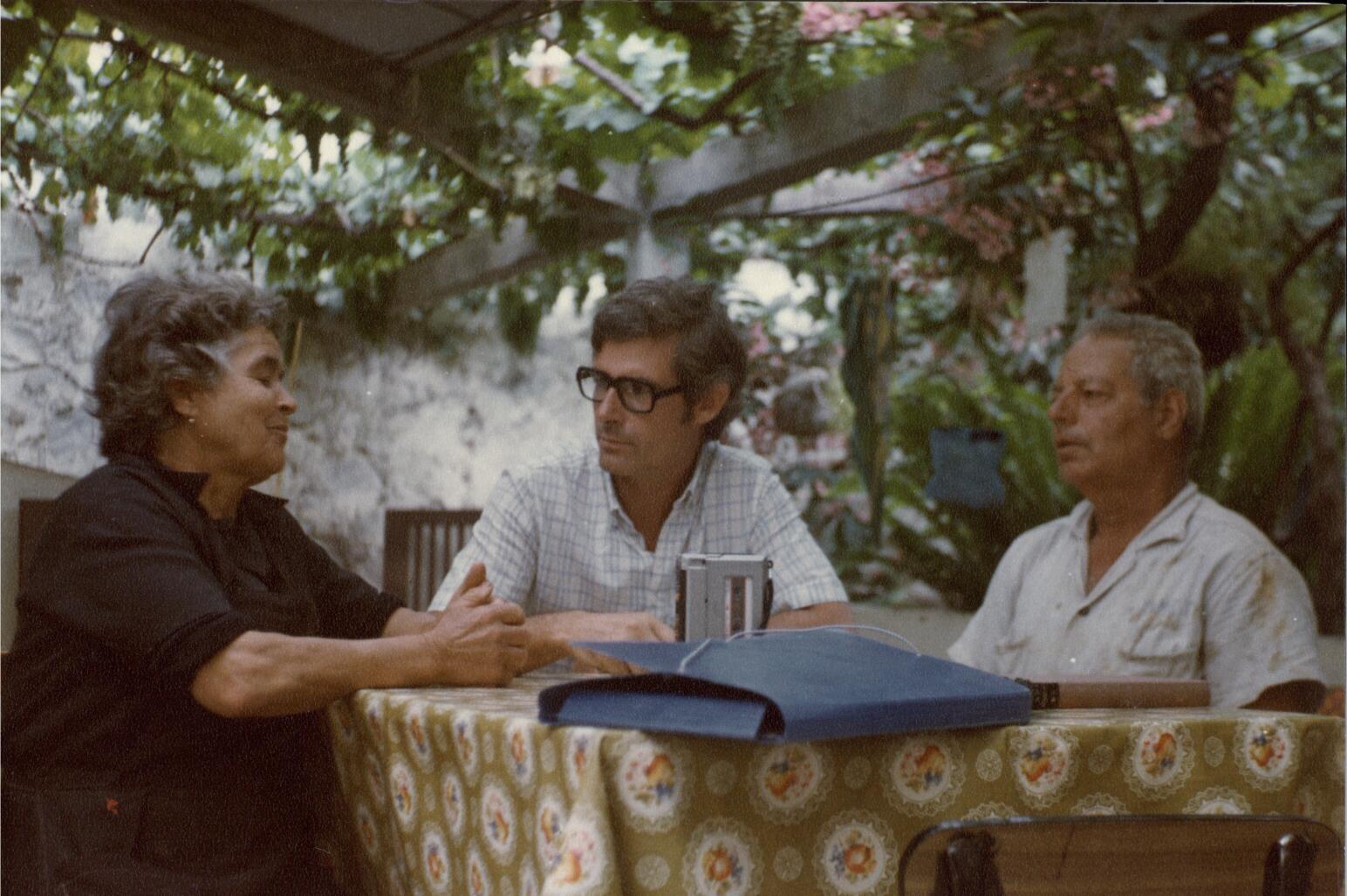 Con Eulalio Marrero, de Tuineje (Fuerteventura), el hombre en cuya memoria prodigiosa vivía toda la tradición oral de Canarias. Agosto de 1988