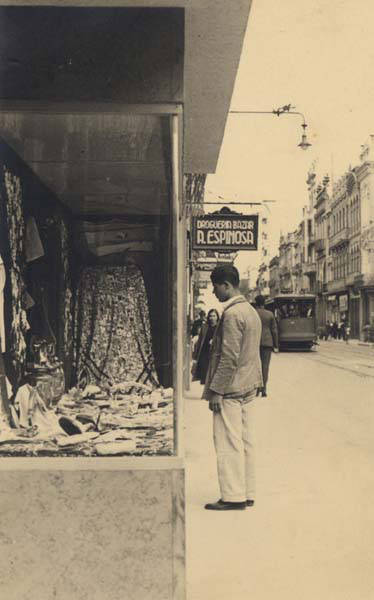 Observando escaparates en la Calle Mayor de Triana. 1945